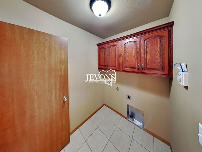 Building Photo - Spacious 3-Bedroom, 2-Bathroom Apartment in Central Yakima