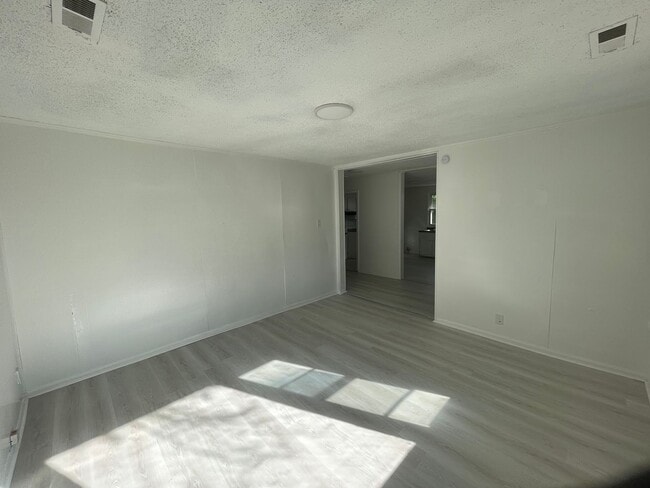 Building Photo - 3 bedroom 1 bathroom house available