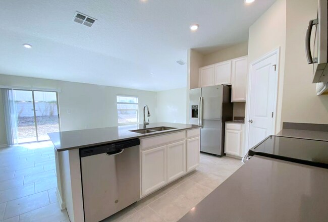 Building Photo - 272 Bergamot Lp