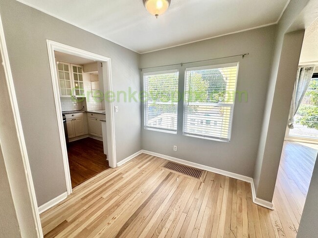 Building Photo - 2-Bedroom 2-Bathroom House in NE Portland,...