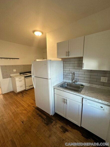 Building Photo - 148 5th St