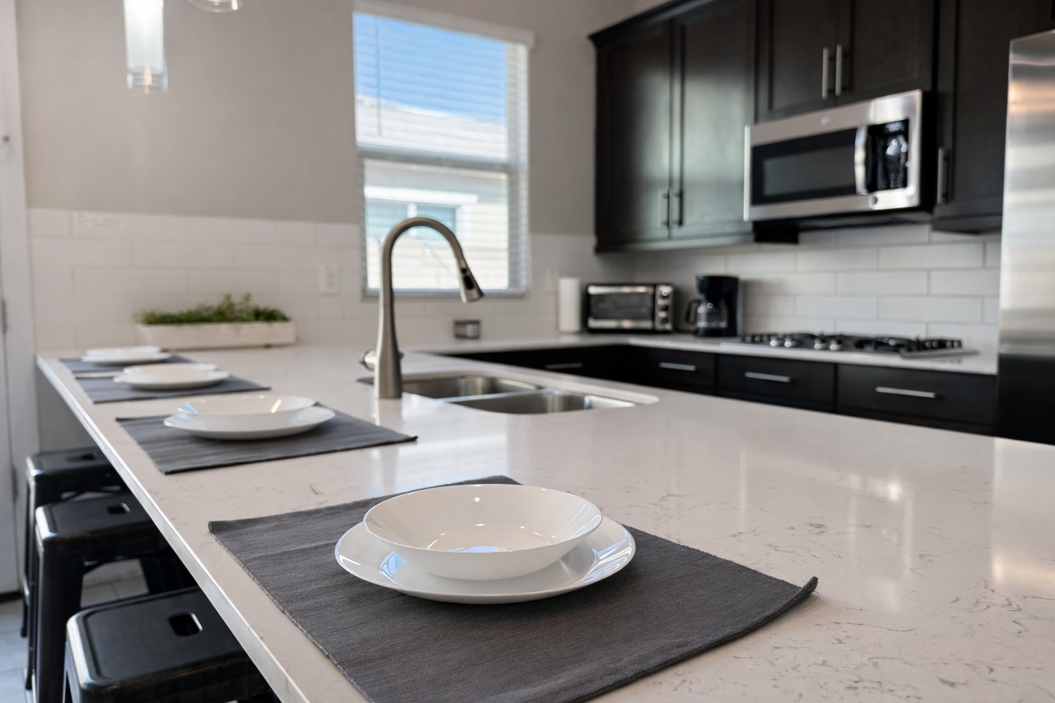 Building Photo - 2506 E Pleasant Ln