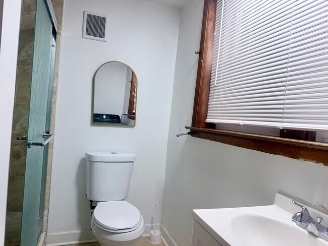 Building Photo - 1633 W 38th St