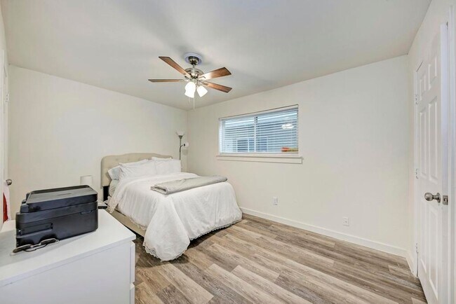 Building Photo - WASHER / DRYER, WOOD FLOORS OPEN LIVING LAYOUT !!