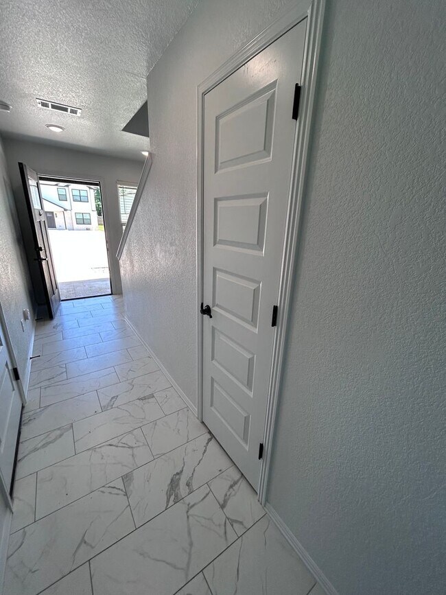 Building Photo - COX-NORTHRIDGE DR-2