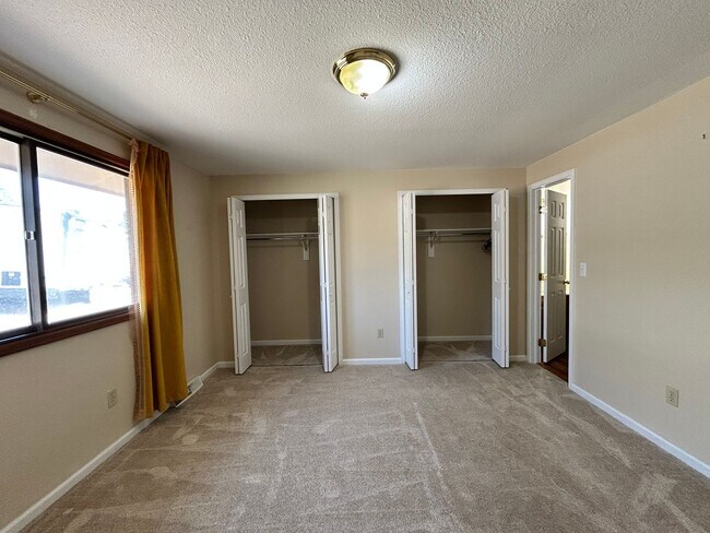 Building Photo - Recently Remodeled 2Bd/2Ba with Attached Garage in Longmont Duplex