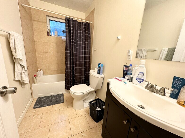 Building Photo - 93A Hillside St