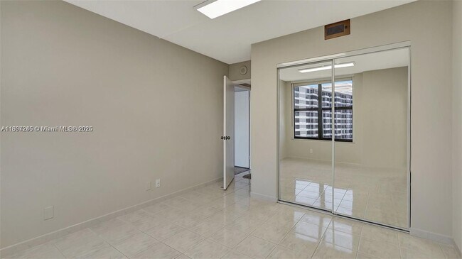Building Photo - 2500 Parkview Dr