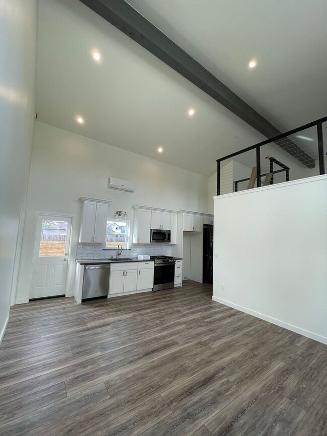 Building Photo - 121 Nelson St