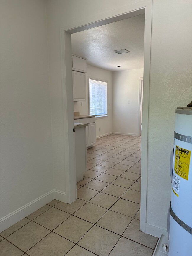Building Photo - Well maintained home, recent upgrades, cut...