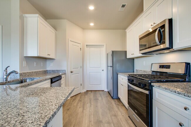 Building Photo - 2404 Alberto Dr