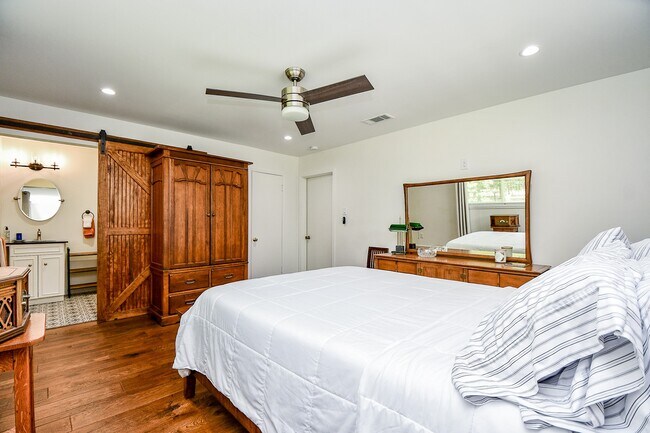 Building Photo - 922 Chantilly Ln