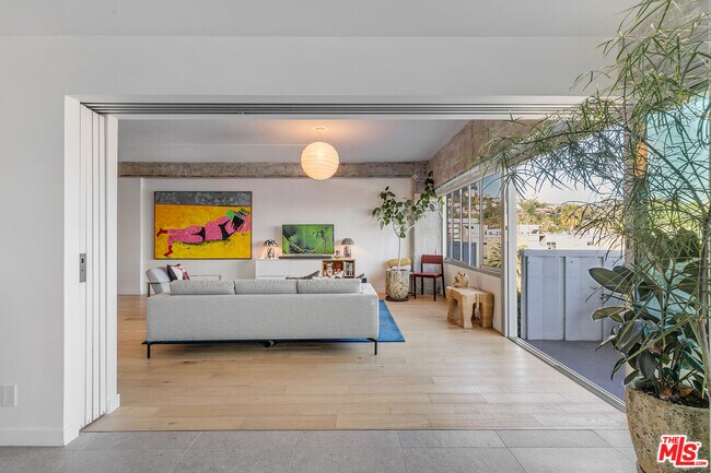 Building Photo - 7135 Hollywood Blvd