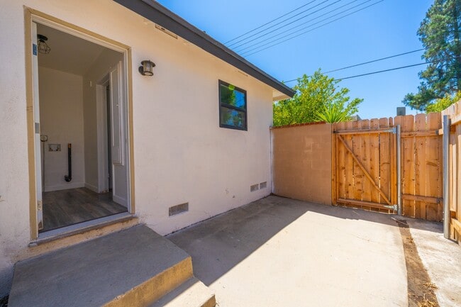Building Photo - 7512 Woodley Ave