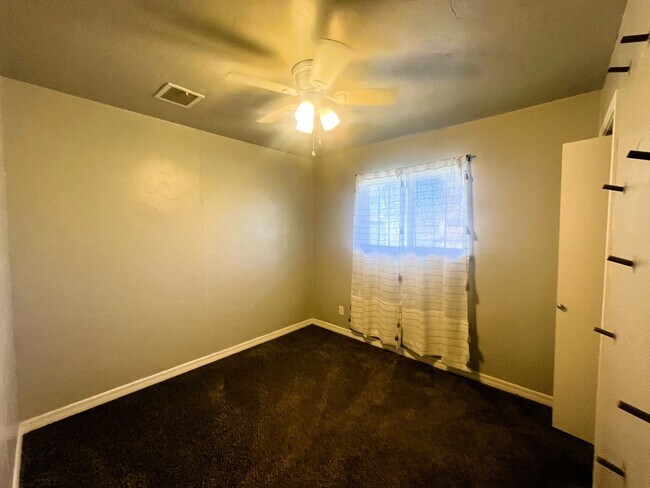 Building Photo - 1100 Elmhurst St