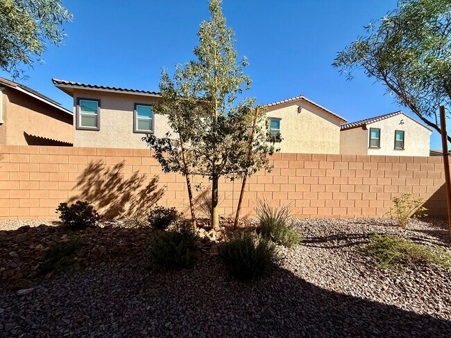 Building Photo - NEVER LIVED IN 4 BED 2.5 BATH 2 CAR GARAGE SINGLE FAMILY HOME FOR RENT!