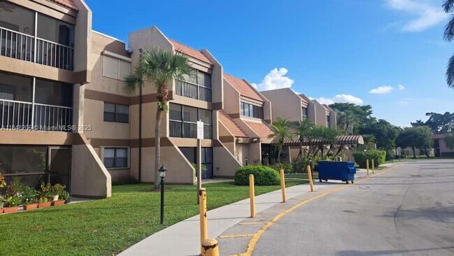 Building Photo - 240 Lakeview Dr