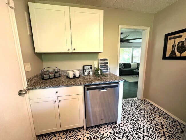 Building Photo - Beautifully Updated Decatur Home with Spacious Backyard! Move-In Special: Get approved and move i...