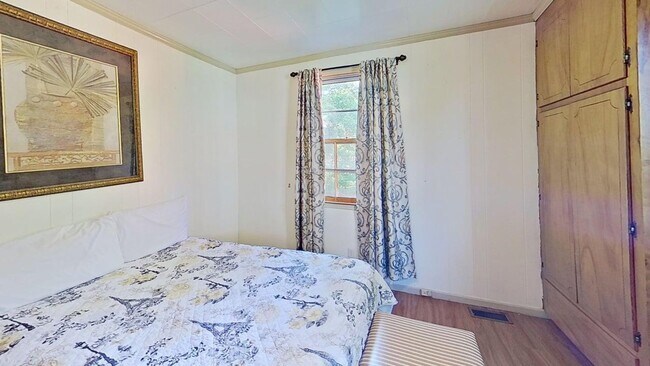 Building Photo - Renovated 3-Bedroom Home – Furnished or Unfurnished – Prime Location!