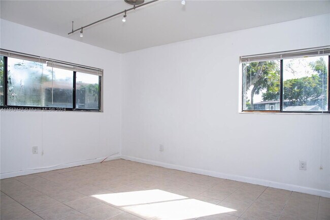 Building Photo - 771 NE 199th St