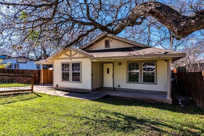 Building Photo - Charming 3 bedroom, 2 bathroom home in the heart of East Austin