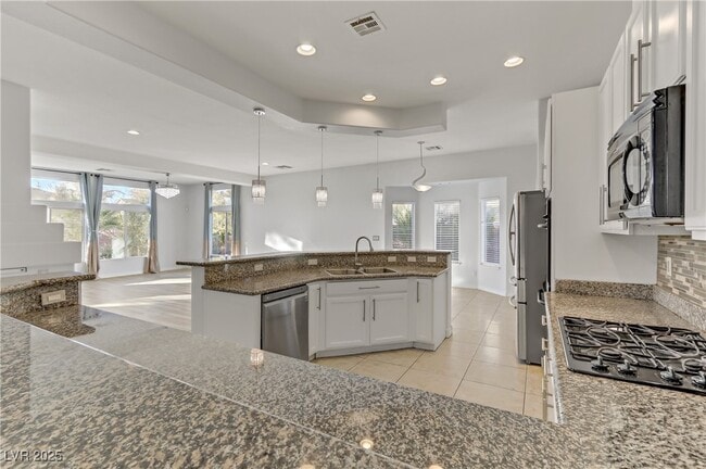 Building Photo - 7215 N Buttons Ridge Dr
