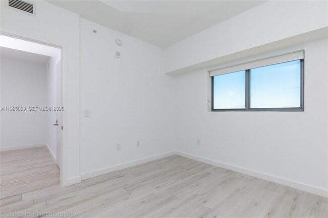 Building Photo - 460 NE 28th St