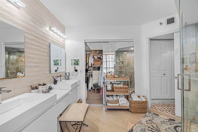 Building Photo - 3500 Mystic Pointe Dr