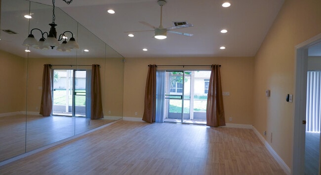 Building Photo - 9861 Three Lakes Cir