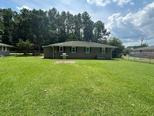 Building Photo - Ranch Style Home in Prime Location