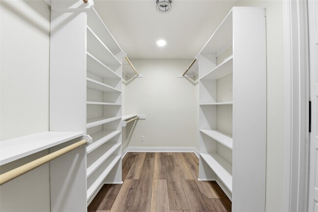 Building Photo - 2606 Parana Dr