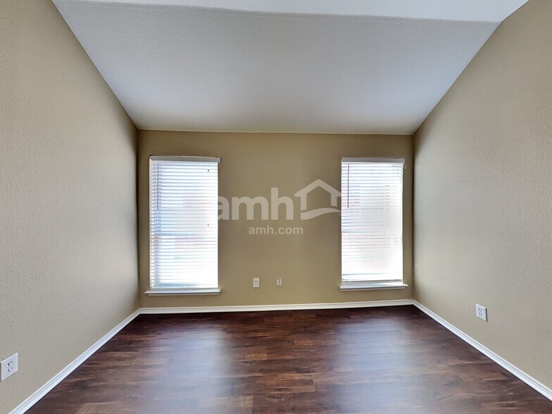 Building Photo - 10437 Manhassett Dr