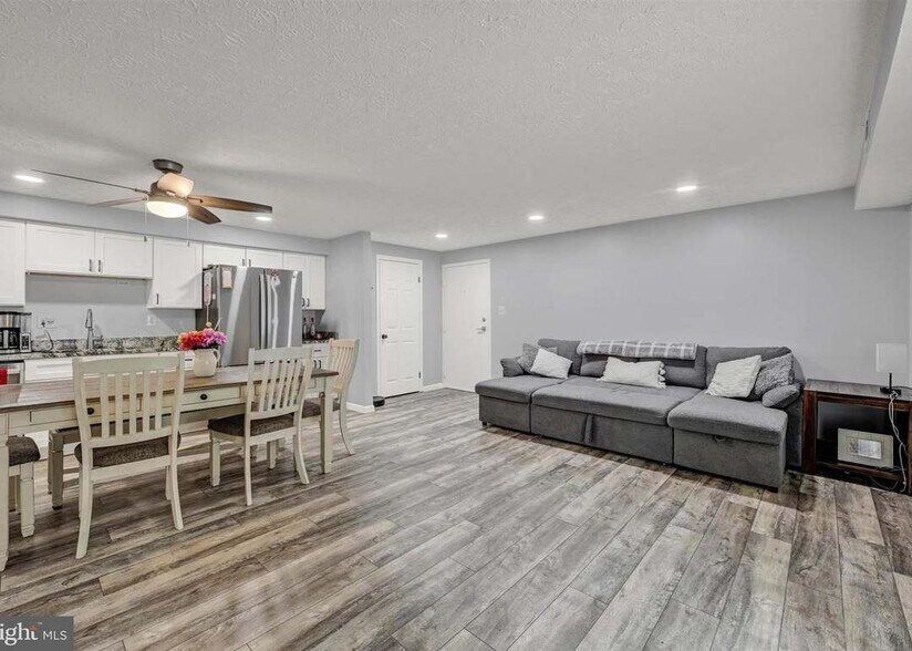 Building Photo - 300 Long Cove Ln