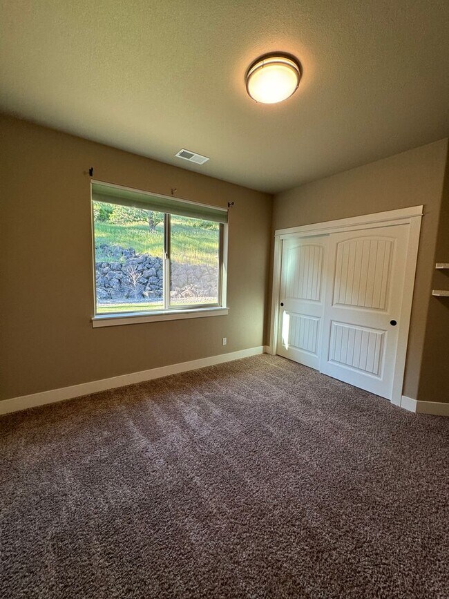 Building Photo - Newer Winchester 4 bedroom 2 bath home