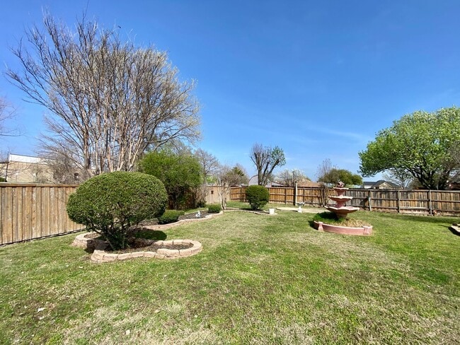 Building Photo - Introducing this inviting 3-bedroom, 2-bat...