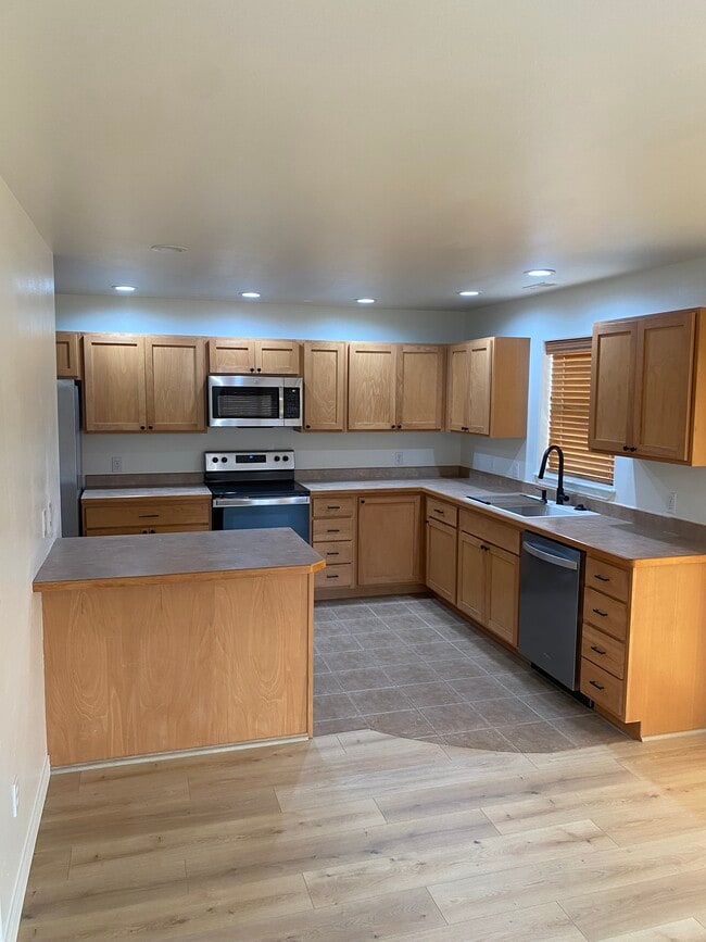 Building Photo - 108 Church St