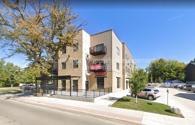 Building Photo - 600 8th St S