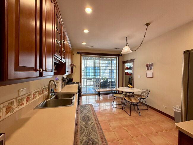 Building Photo - 448 W Wrightwood Ave