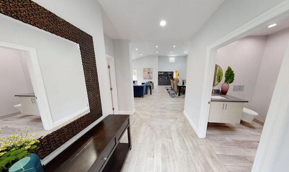 Building Photo - 10331 La Grange Ave