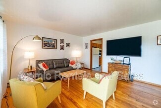 Building Photo - 2407 Holbrook Dr
