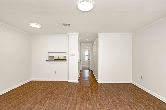 Building Photo - 1 Bedroom Downstairs Condo Community Pool