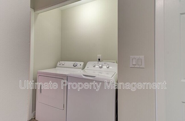 Building Photo - 1705 S 41st St
