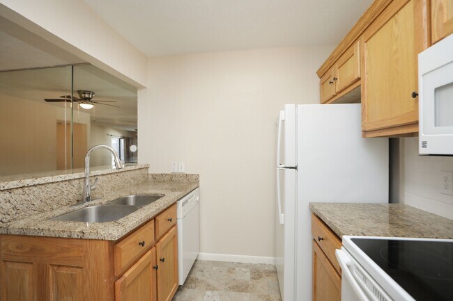 Building Photo - 17401 Red Oak Dr