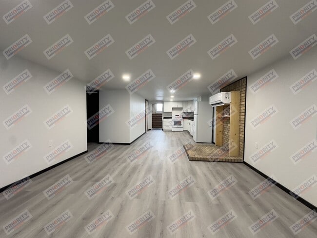 Building Photo - 605 S Miller Ave