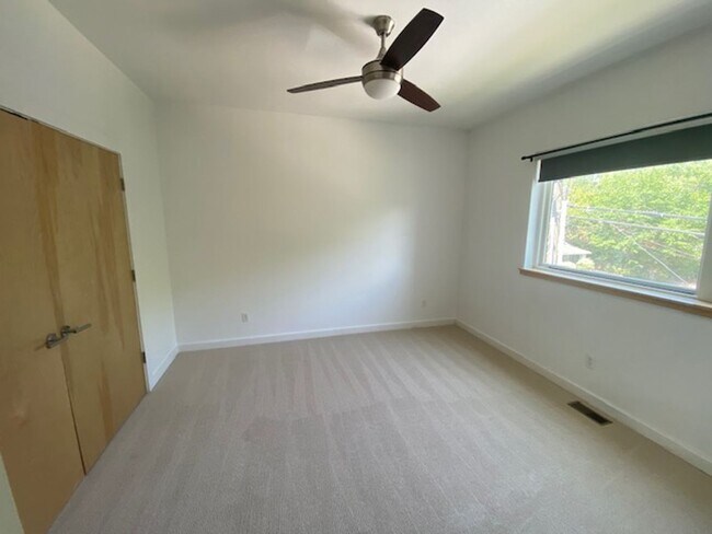 Building Photo - 3 Bedroom Modern Home w/ Excellent Location!