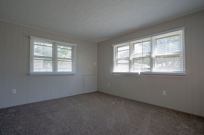 Building Photo - 3 Bedroom Ranch - $2650