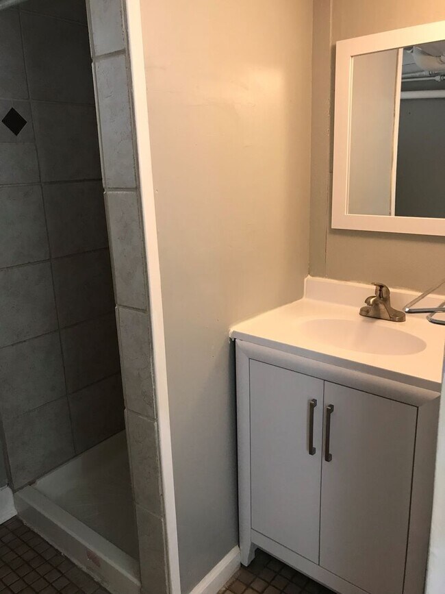 Building Photo - 7 Bedroom 3 Bathroom Unit with Updates! Available August 2026