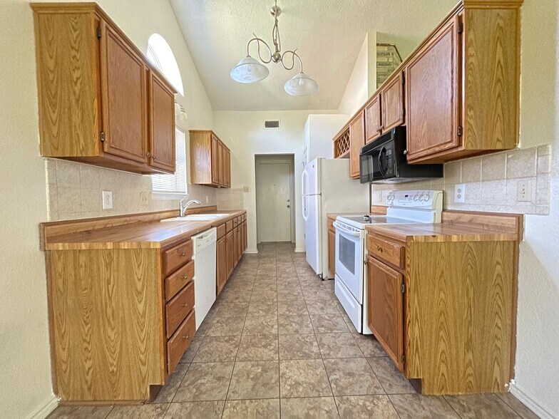 Building Photo - 4714 Mesa Dr