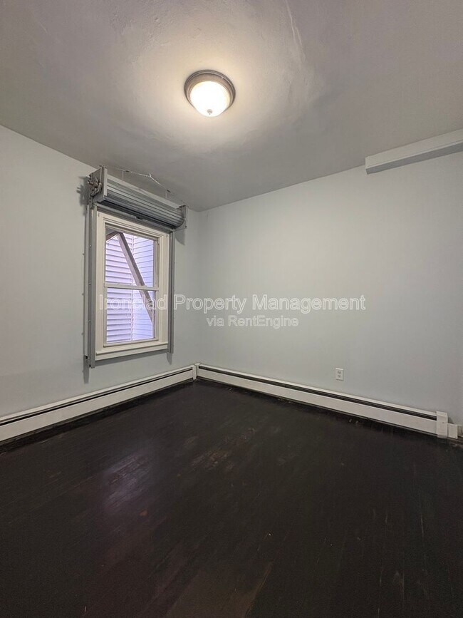 Building Photo - 206 Main St