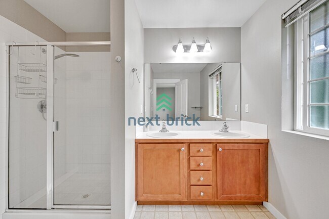 Building Photo - "Spacious 3-Bedroom Retreat with 3.5 Baths in Issaquah - 1,707 Sq. Ft. of Comfort!"